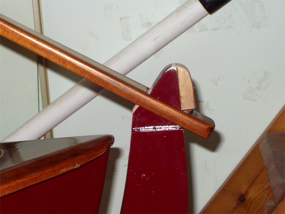 Denis nous envoie une photo de l'amélioration du profil de la tête de gouvernail du Skerry qu'il a réalisée afin de rendre mobile en vertical sa longue barre franche. La cale que Denis a ajouté sur l'arrière de la tête permet d'éviter que la barre ne "saute" de la tête. 