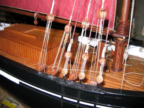 Si la Cutty Sark de Jean-Claude vous a plu, allez donc visiter le site à GéGé. Gégé est un autre passionné de modélisme, et vous trouverez plein d'autres modèles passionnants sur son site. Ici, c'est un détail de son bauquier de Barfleur.