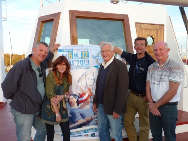 J'ai une bonne et une mauvaise nouvelle, &agrave; cause de Bernard Ficatier, &agrave; gauche sur l'image. La bonne, c'est que la Semaine du Golfe accueille du 6 au 12 mai 2013 une seconde &eacute;dition de "Je construis mon bateau" (voir notre compte-rendu de la premi&egrave;re &eacute;dition des Tonnerres de Brest 2012) et que vous pourrez donc venir y construire avec moi votre Skerry, Prame d'Eastport, Youyou, Passage Maker Dinghy ou tout autre bateau de la gamme Arwen Marine (&agrave; l'exception peut-&ecirc;tre du PocketShip). La mauvaise est que du coup je ne pourrai pas naviguer en compagnie de La Marie Pupuce et de Piff, les deux seuls Skerry inscrits &agrave; ce jour (que font tous les autres?) Lire l'actu de la Semaine du Golfe. 