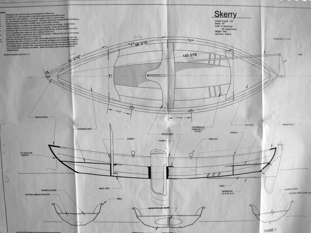 Cette photo de Christian montre le plan du Skerry qui est affiché dans l'atelier. Nous nous y reporterons fréquemment pour des explications et pour y relever les cotes indiquées en pouces (et traduites en métrique au crayon). J'ai failli hésiter à la montrer car j'ai récemment rencontré une personne qui a construit un kayak Shearwater (enfin cette personne dit que c'est un Shearwater, moi je n'arrive pas à le reconnaitre) à partir de plans imprimés sur une feuille A4. Evidemment, la distorsion due au report d'un tracé aussi petit (il faut l'agrandir 25 fois à peu près) rend le kayak méconnaissable... Bref ! 