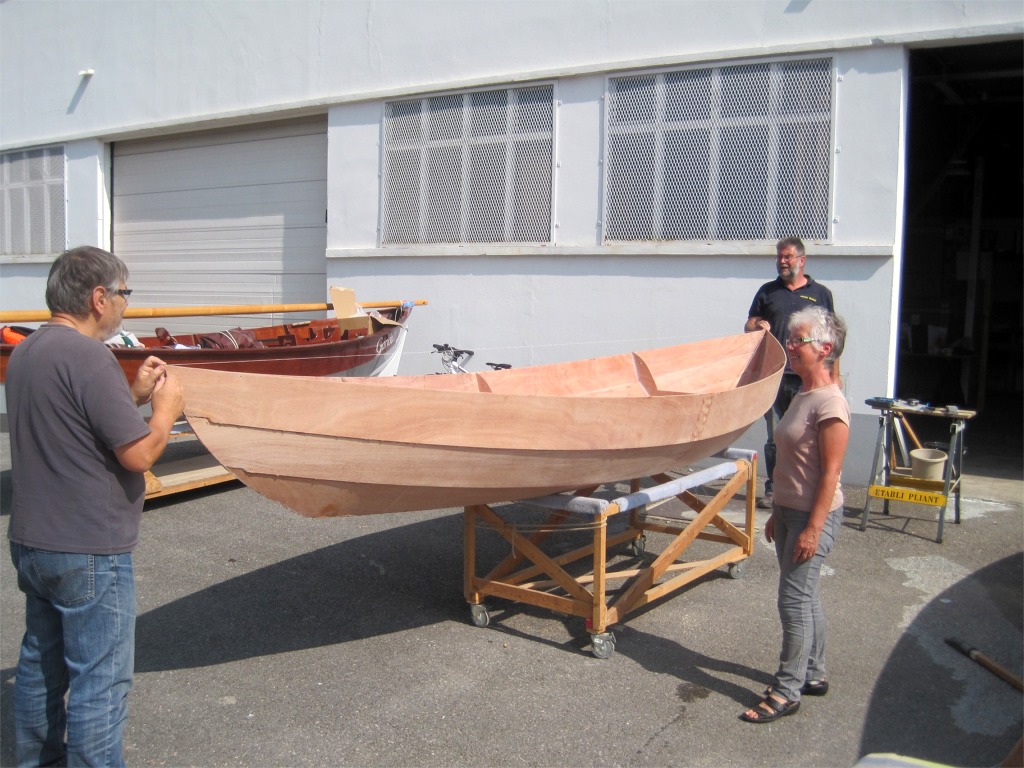 Tr&egrave;s petite r&eacute;colte photographique pour ce troisi&egrave;me jour : seulement 5 photos ! Pourtant, nous n'avons pas ch&ocirc;m&eacute; (nous avons en fait &eacute;t&eacute; trop occup&eacute;s pour penser &agrave; prendre les appareils) : nous avons termin&eacute; tout l'am&eacute;nagement int&eacute;rieur de nos deux Skerry : r&eacute;installation de la cloison centrale (tenue par quelques sutures), fixation du puits de d&eacute;rive et du pied de m&acirc;t, et enfin collage des trois si&egrave;ges. Sur cette photo de Christian, Jean-Fran&ccedil;ois et moi tenons un fil tendu entre la pointe de l'&eacute;trave et celle de l'&eacute;tambot afin de v&eacute;rifier le centrage du puits de d&eacute;rive et du pied de m&acirc;t, que nous venons de visser en place. 