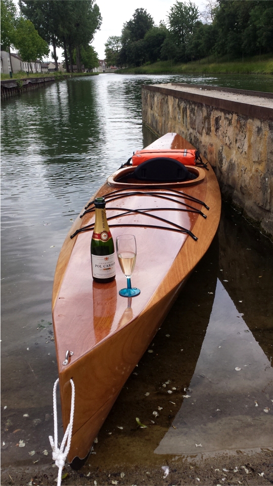 Comme annonc&eacute; au d&eacute;but de ces "Nouvelles", j'ai re&ccedil;u tout plein de superbes images de la part de clients constructeurs, &agrave; commencer par celle-ci et la suivante qui me sont envoy&eacute;es par Daniel, qui vient de construire un superbe Wood Duck 12 en un temps record ! Voici le bapt&egrave;me...