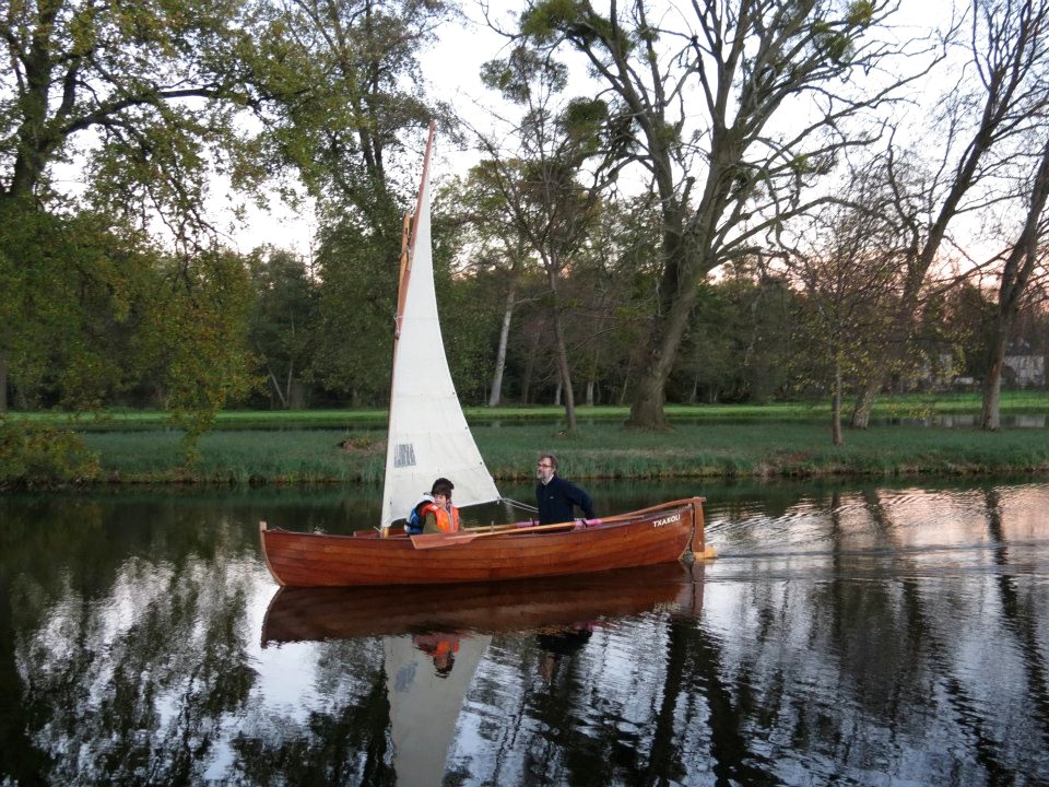 Charles-Edouard nous envoie quelques images de son nouveau bateau avec le commentaire suivant : "Trois photos anecdotiques mais plaisantes de mon nouveau yacht sur l'étang de ma soeur." Il s'agit d'un Elorn sur plan F. Vivier allongé et rehaussé, que Charles-Edouard a acheté en occasion à Saint-Jean de Luz. 