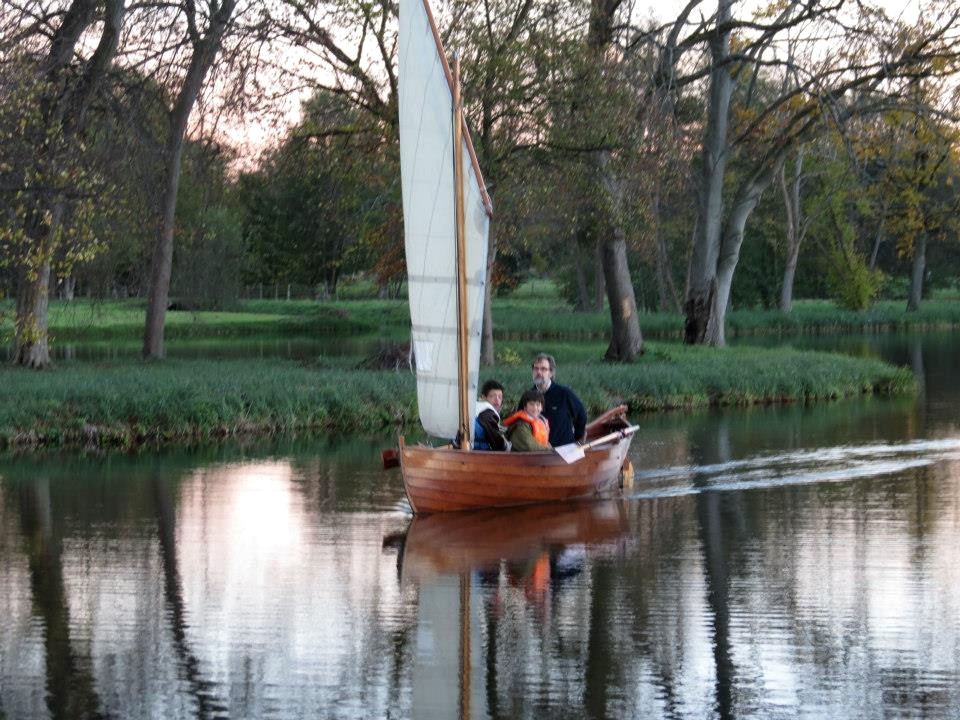 C'est bien pratique de disposer d'un étang privé pour faire un petit tour à la voile quand l'envie en devient irresistible... 