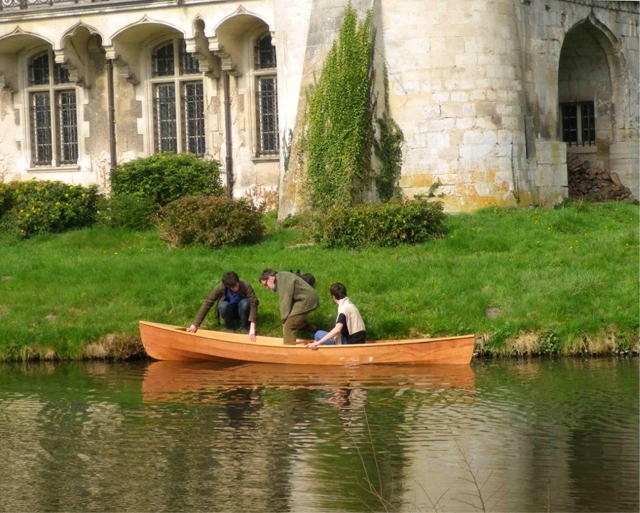 Revoici le Cavelier, la troisième couche d'époxy sur l'extérieur est bien dure et Charles-Edouard procède sans plus attendre aux premiers essais de son bateau, avec deux de ses fils pour équipage. 