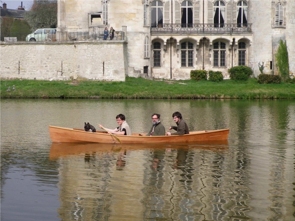 Pas de problème, il flotte, et si les spectactrices de la terrasse sont inquiètes, elles donnent habilement le change avec une posture détendue dissimulant parfaitement leurs spasmes d'angoisse... 