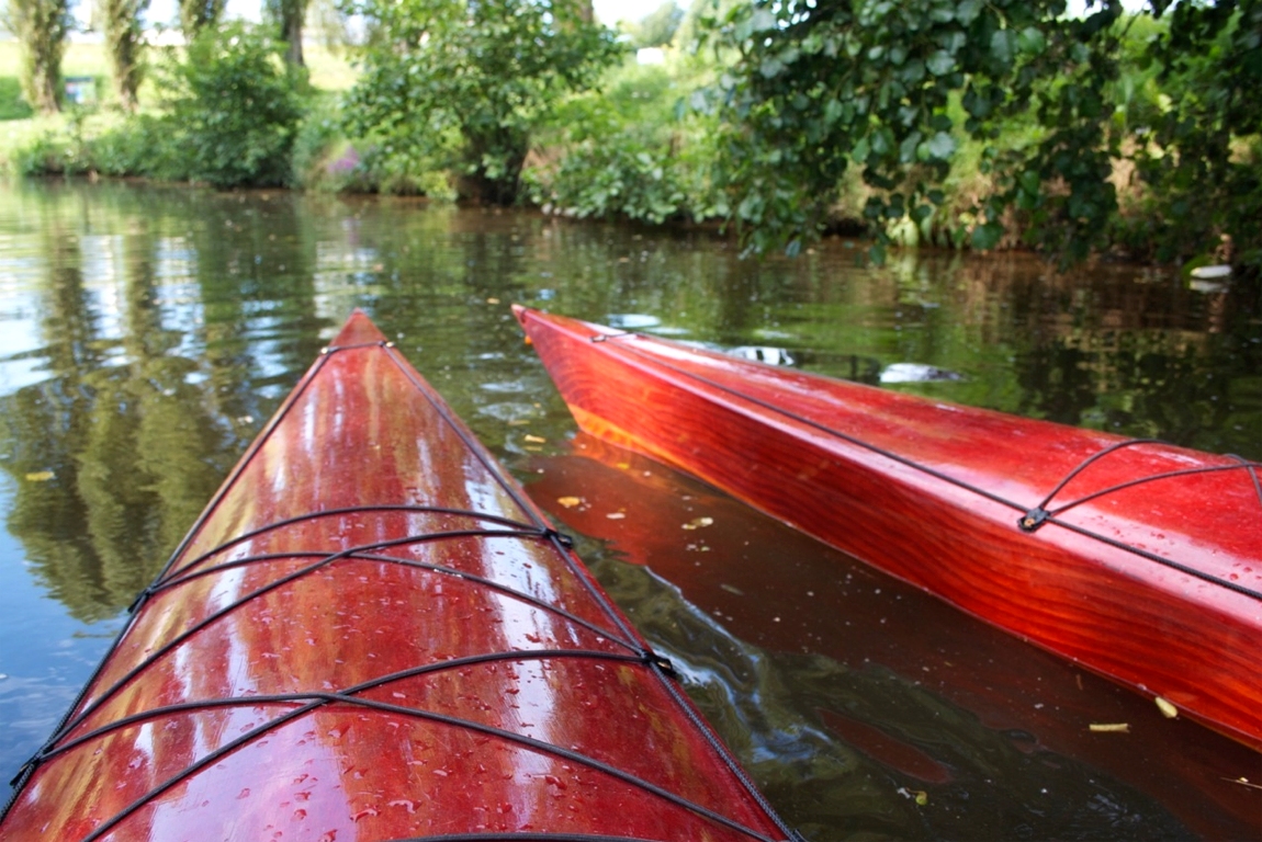 Toujours selon Bernard : "J&rsquo;ai command&eacute; la r&eacute;f&eacute;rence merisier orange, merisier jaune et acajou. A partir de ces trois teintes, j&rsquo;ai pr&eacute;par&eacute; neuf m&eacute;langes pour &eacute;tablir un nuancier (proportions disponibles sur simple demande). J&rsquo;ai pos&eacute; mes jus de fond &agrave; l&rsquo;&eacute;ponge pour garantir l&rsquo;homog&eacute;n&eacute;it&eacute; de la nuance dominante. J&rsquo;ai ensuite, simplement rehauss&eacute; les tons en imitant un faux-bois imaginaire. " 