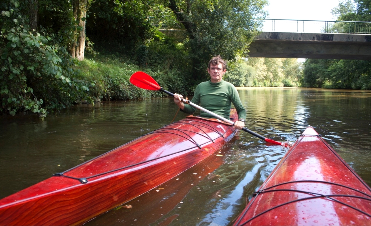 Et il termine : "Etant désormais un peu plus disponible, je pense me mettre rapidement au classement des photos estivales. Je pourrai ainsi vous transmettre un "making of" des kayaks. Je crois d’ailleurs avoir des photos de la mise en couleur." 