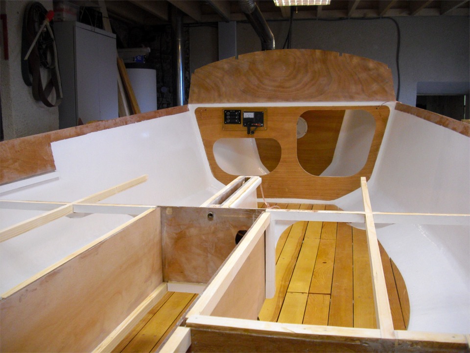 Et voici maintenant six photos de Bruno, qui construit "ZO", le premier PocketShip d'Europe &agrave; Dijon. Bruno est arriv&eacute; au point o&ugrave; il commence &agrave; "fermer la boite", c'est &agrave; dire que le bas de la coque est termin&eacute;, il attaque le cockpit et le pont. Cette photo est prise vers l'avant : au premier plan &agrave; gauche, c'est la "fosse &agrave; pieds" du cockpit qui n'a pas encore de fond.