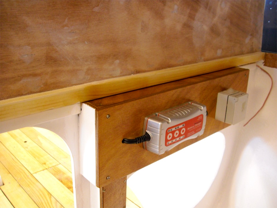 Cette image montre l'arri&egrave;re du panneau &eacute;lectrique, &agrave; l'int&eacute;rieur du grand compartiment de rangement &agrave; l'avant. 