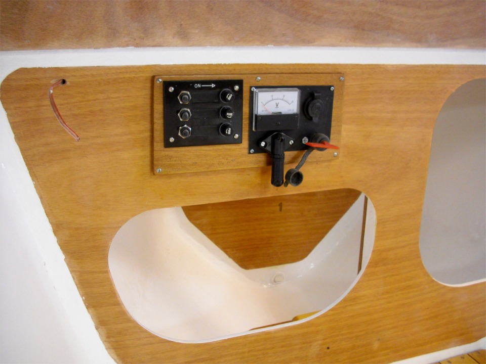 Vue du panneau &eacute;lectrique. Cette installation est facultative : presque imp&eacute;rative pour la navigation nocturne, bien que des feux amovibles &agrave; pile soient une alternative. 