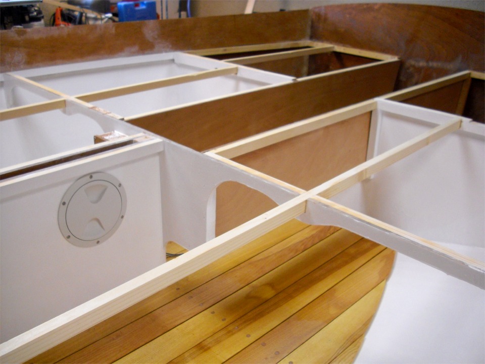 Cette image montre la zone du cockpit : la "fosse &agrave; pieds" est ancr&eacute;e sur l'arri&egrave;re du puits de d&eacute;rive et sur le tableau arri&egrave;re. La cloison en "U" autour de l'arri&egrave;re de celle-ci d&eacute;limite les deux grands coffres de rangement qui seront ferm&eacute;s par des trappes &eacute;tanches sur le dessus. Le barreur et les &eacute;quipiers pourront s'assoir sur toute la surface entre l'avant du puits de d&eacute;rive et le tableau arri&egrave;re, plus de la moiti&eacute; de la longueur du PocketShip. 