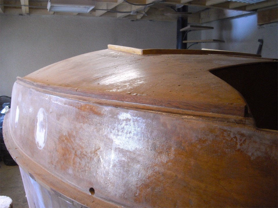 Les trois dernières images nous arrivent de Dijon, où le PocketShip "Zo" est quasiment prêt à entrer en peinture. Bruno a décidé de reprendre les couleurs du prototype : bleu marine pour les oeuvres mortes, blanc pour les oeuvres vives et pour le pont, avec quelques touches de vernis pour ne pas oublier que c'est un bateau en bois. Vue du petit rouf depuis tribord avant. Le trou en bas de l'image est l'évacuation de la boite à dorade. 