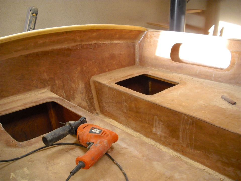 Vue de l'arri&egrave;re du cockpit avec les ouvertures des deux coffres de rangement qui recevront des trappes &eacute;tanches. Dans la tache de soleil, on aper&ccedil;oit l'&eacute;quipet log&eacute; dans l'hiloire. 