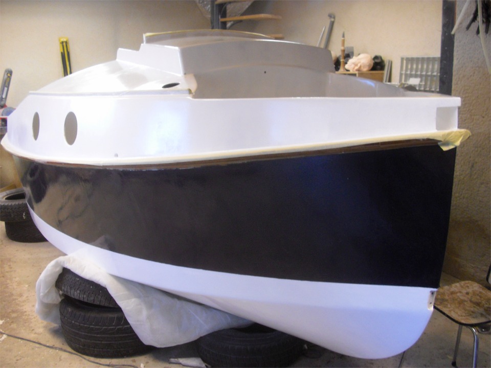 Bruno nous &eacute;crit : "ZO avance si je puis dire &agrave; grands pas ! La peinture du dessous de coque de la d&eacute;rive (qui est pos&eacute;e et pleinement fonctionnelle et dont je suis particuli&egrave;rement fier) au liston est termin&eacute;e, la semelle inox du dessous de quille est pos&eacute;e, coll&eacute;e au sika et viss&eacute;e inox. " 