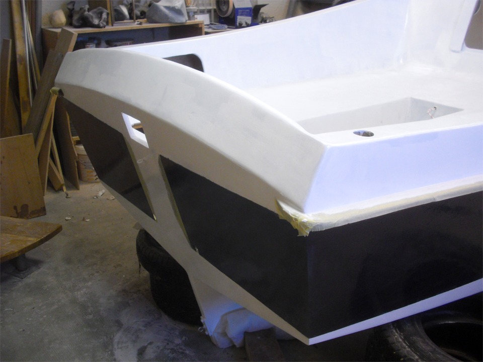 Bruno &eacute;crit encore : "Je viens de retourner cet apr&egrave;s-midi le bateau avec quelques amis et j'ai pass&eacute; une premi&egrave;re couche sur tout le dessus : cockpit, avant etc... Les espars ont d&eacute;j&agrave; re&ccedil;u deux couches de vernis Schooner, le safran est termin&eacute; en peinture deux teintes (blanc et flag blue), la barre est vernie. Il me reste trois couches de blanc, des retouches de ci de l&agrave;, l'accastillage &agrave; poser. " 