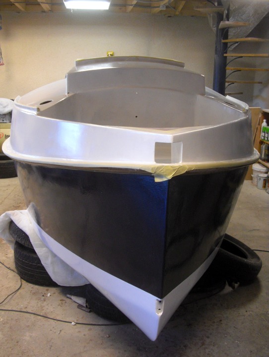 Bruno finit ainsi : "L'int&eacute;rieur a d&eacute;j&agrave; re&ccedil;u deux couches de blanc , un coup de poncage puis deux couches de vernis sur le plancher, quelques finitions &eacute;lectriques hublots &agrave; sceller. la jumelle de mat est vernis quatre couches. La porte de descente est finie et vernie." 