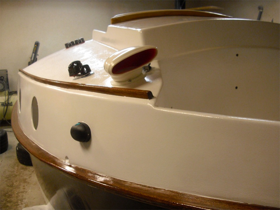 Gros plan sur la manche &agrave; air tribord. On aper&ccedil;oit derri&egrave;re le filoir avec coinceur orientable du foc. Le feu de route est mont&eacute; &agrave; l'envers afin de tromper l'ennemi. 