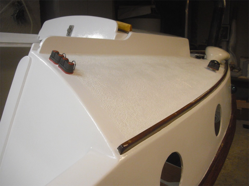 Toutes les manoeuvres sont renvoy&eacute;es vers l'arri&egrave;re afin d'&eacute;viter de devoir se d&eacute;placer au pied du m&acirc;t ou sur la plage avant. 