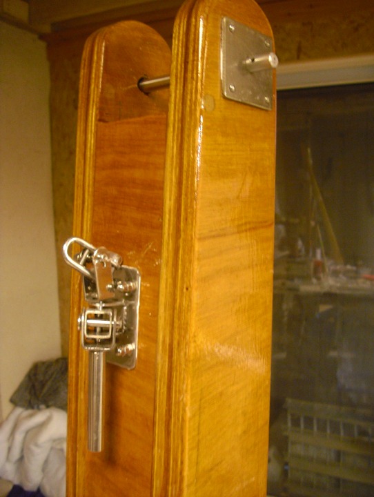 Voici les jumelles de m&acirc;t avec l'axe qui permet de m&acirc;ter et d&eacute;m&acirc;ter tr&egrave;s rapidement. Elles sont assez longues afin de placer le pivot au-dessus du vit-de-mulet de b&ocirc;me, visible ici, ce qui permet d'abattre le m&acirc;t sans d&eacute;gr&eacute;er la grand-voile. 