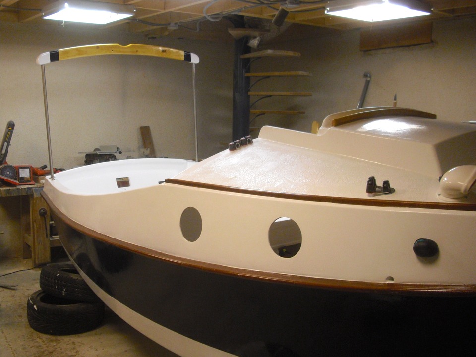 Le robuste portique d&eacute;montable de l'arri&egrave;re re&ccedil;oit le m&acirc;t et la grand-voile avec ses espars pour le transport sur route. 