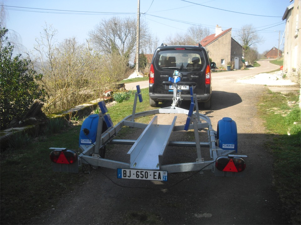 Voici la remorque du PocketShip "ZO". Bruno nous envoie les cinq images suivantes qui attestent que "ZO" sera bien prête pour son baptême au lac d'Orient dans quelques jours !!! 