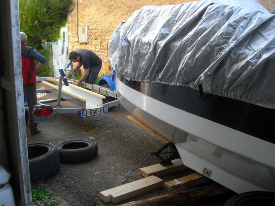 Bruno nous dit que ce premier chargement sur la remorque n'a pas été très facile, car cette manoeuvre est prévue pour être effectuée à partir de ou vers l'élément liquide... 