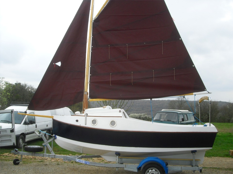 Elle ressemble maintenant comme une soeur à l'image ci-dessous, qui représente le prototype du PocketShip avec son créateur, John Harris. 