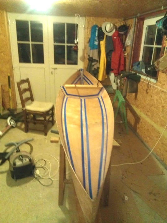 Christophe m'envoie cette photo du Wood Duck 12 Hybride qu'il construit avec ce commentaire "... quitte &agrave; informer le world wide web que j'ai tent&eacute; une construction navale, je vous envoie la photo la plus sexy du Wood Duck que j'ai faite jusqu'&agrave; pr&eacute;sent. Comme david hamilton, je pense que pour &ecirc;tre vraiment sexy une photo doit &ecirc;tre&nbsp;un peu floue."