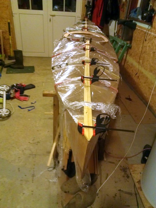 Christophe nous envoie une photo du d&eacute;but du lattage de son Wood Duck 12 Hybride. Christophe a nomm&eacute; cette image "le canard a une &acirc;me"... Car la latte centrale du pont d'un pont est parfois appel&eacute;e l'&acirc;me. 