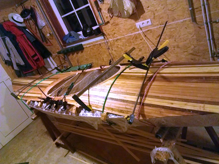 Les ponts latt&eacute;s sont troujours spectaculaires, et Christophe a choisi un lattage simple, toutes les lattes sont parall&egrave;les &agrave; l'axe du kayak, ce qui permet d'&eacute;viter les coupes &agrave; angle variable, qui prennent un temps fou. 