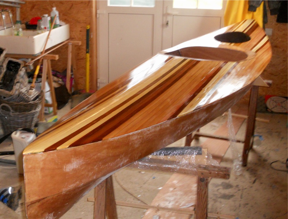 Christophe m'envoie cette magnifique image de son Wood Duck 12 Hybride apr&egrave;s collage, ajustement et pon&ccedil;age du pont. Je craignais que l'absence de plat-bord ne donne pas un r&eacute;sultat aussi joli, mais il n'en est rien, c'est spectaculaire ! 