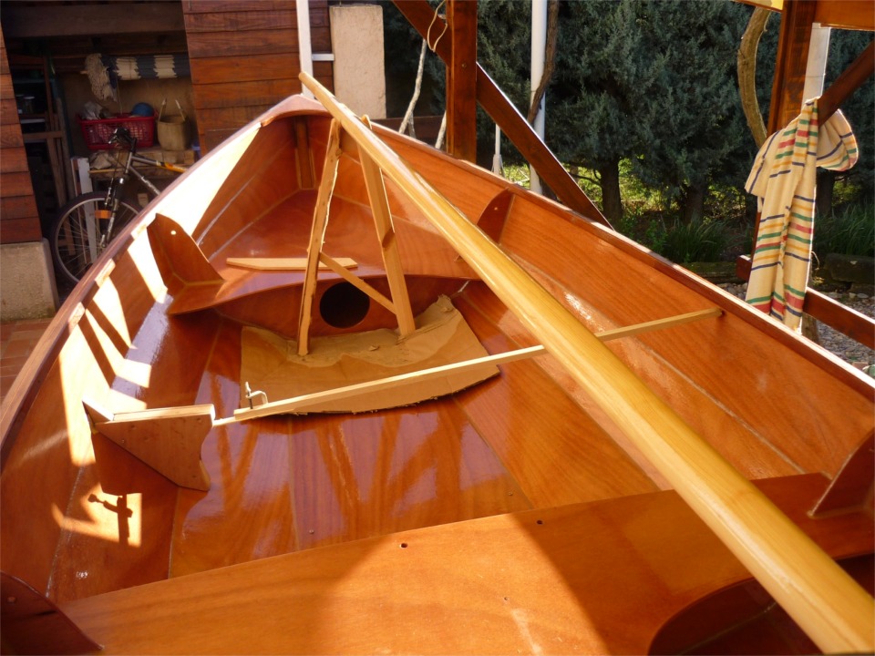 Outre la lumi&egrave;re magnifique de cette photo, celle-ci est tr&egrave;s int&eacute;ressante pour une innovation introduite par Claude. Sa l&eacute;gende est lapidaire : "Pose d'une console d&eacute;montable de banc lat&eacute;ral". De quoi s'agit-il donc ? 