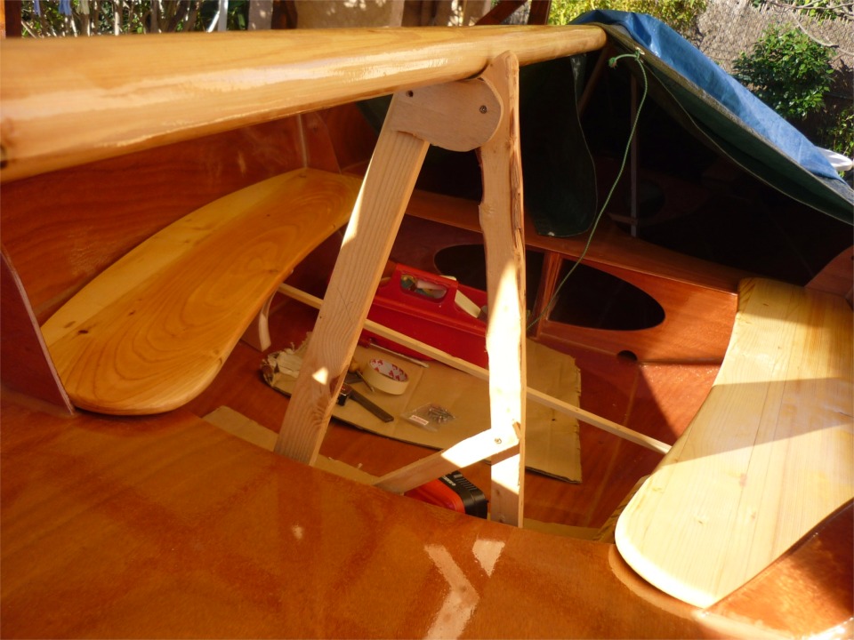 La l&eacute;gende de Claude pour la photo ci-dessus ne nous aide gu&egrave;re : "Les banquettes seront serr&eacute;es par 2 boulons &agrave; papillons aux extr&eacute;mit&eacute;s." Lorsque j'ai demand&eacute; plus d'explications, Claude m'a envoy&eacute; les deux photos suivantes : les bancs lat&eacute;raux (tr&egrave;s confortable addition pour la voile) sont donc amovibles et reposent &agrave; mi-longueur sur une console, elle aussi amovible. 