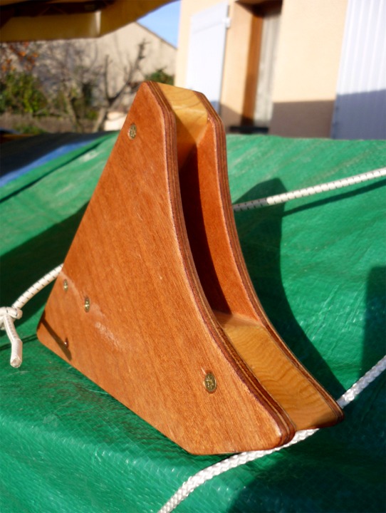 Voici l'une des deux consoles amovibles (une par banc). 