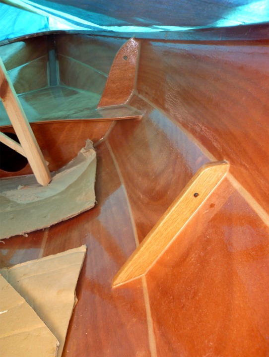 La console de chacun des bancs amovibles se fixe (par une goupille ?) sur cette jambette (je cherche encore le terme le plus approchant dans l'infinit&eacute; de pi&egrave;ces de charpente navale). Notez au passage la superbe finition du travail de Claude, visible sur toutes ces images. 