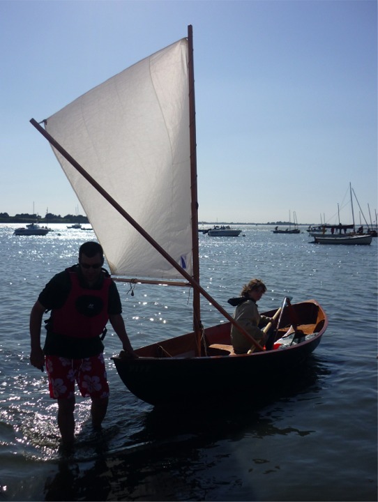 Les six images suivantes sont un peu hors de séquence car elles me furent envoyées par Claude après la mise en ligne initiale de cette page. Voici Jean-David avec son Skerry "Piff" et sa fille Astrid dans un joli contre-jour, à l'arrivée de la première journée. Jean-David a déja décroché le "morveux" de sa livarde. 