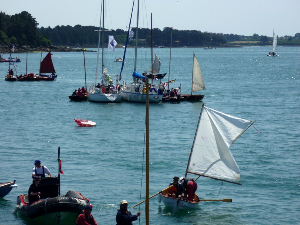 Cette photo de vendredi montre Jean aux avirons sur son Skerry, sa voile n'est pas encore totalement établie car le "morveux" de sa livarde n'est pas encore frappé. 