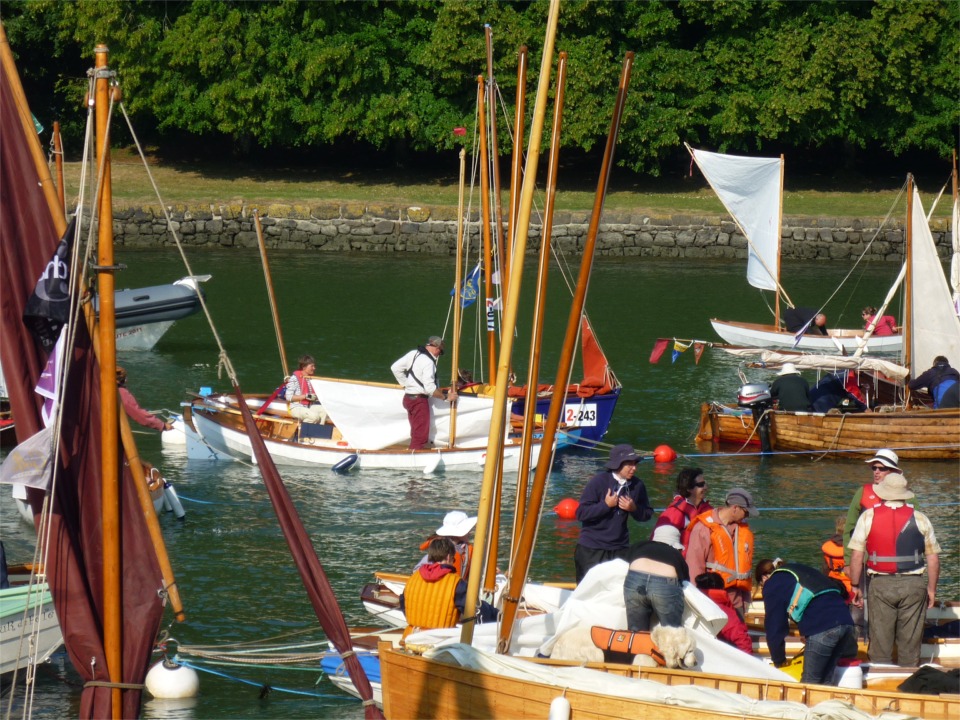 Même lieu et même heure que l'image précédente, et c'est Gérard qui est en train d'envoyer la voile au tiers de "La Marie Pupuce", alors que l'on aperçoit le Skerry de Jean sortant de Saint-Goustant sur la droite de l'image au second plan. 