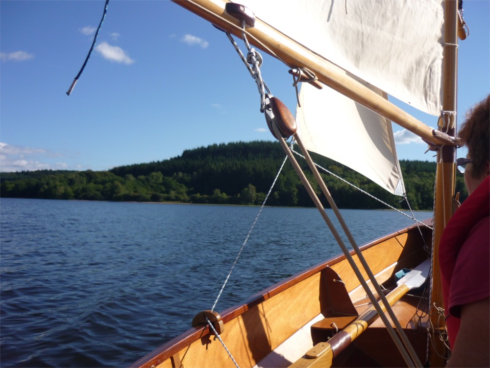 Selon Claude, l'absence de haubans pour retenir la t&ecirc;te de m&acirc;t sur l'arri&egrave;re rend difficile l'&eacute;tarquage de ce foc, dont le rendement au pr&egrave;s est m&eacute;diocre. Notez le filoir de foc mobile qui chevauche l'ensemble serre-liston. En effet, Claude a choisi de mettre un des deux plis du liston &agrave; l'int&eacute;rieur du carreau, au lieu ded mettre les deux sur l'ext&eacute;rieur. 