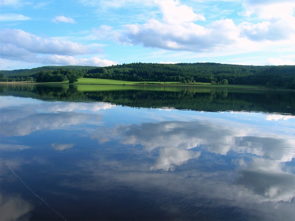Vue du lac de Saint-Agnan. Commentaires de Claude : "Saint -Agnan 150 ha, un peu encaiss&eacute; en allant vers la digue. Sable et mise &agrave; l'eau .