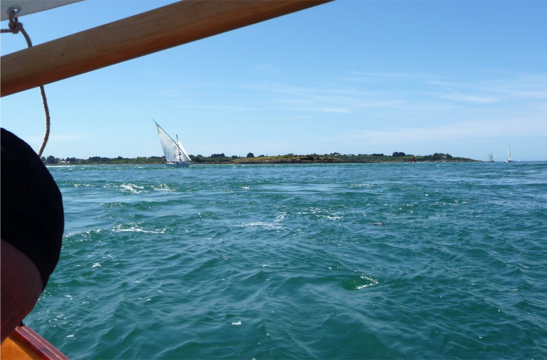 Claude envoie aussi cette photo prise la veille du d&eacute;but de la Semaine du Golfe, premi&egrave;re sortie en mer de "Babyole". Je vous livre ses impressions telles quelles : "Au Sud de Gavrinis, se dressent en cascade 5 &agrave; 6 vagues raproch&eacute;es . Plus de vent. Henri criait "rentre dedans !" en donnant quelques coups de pagaie."Oh la vache " disais-je d'apr&egrave;s Carole &agrave; chaque vague. On devait &ecirc;tre pas assez pr&egrave;s du bord ou pas suffisamment au milieu du courant&nbsp;et &agrave; 1 heure de l'&eacute;tale de basse mer. Nous &eacute;tions tous 3 &eacute;tonn&eacute;s, retour au calme, de la tenue du bateau dans les vagues. Un bon slatch &agrave; chacune des vagues sans gouttes d'eau et juste un l&eacute;ger snaking sur leur dos. Il est vrai que nous arrivions dessus&nbsp;presque sans vitesse relative."