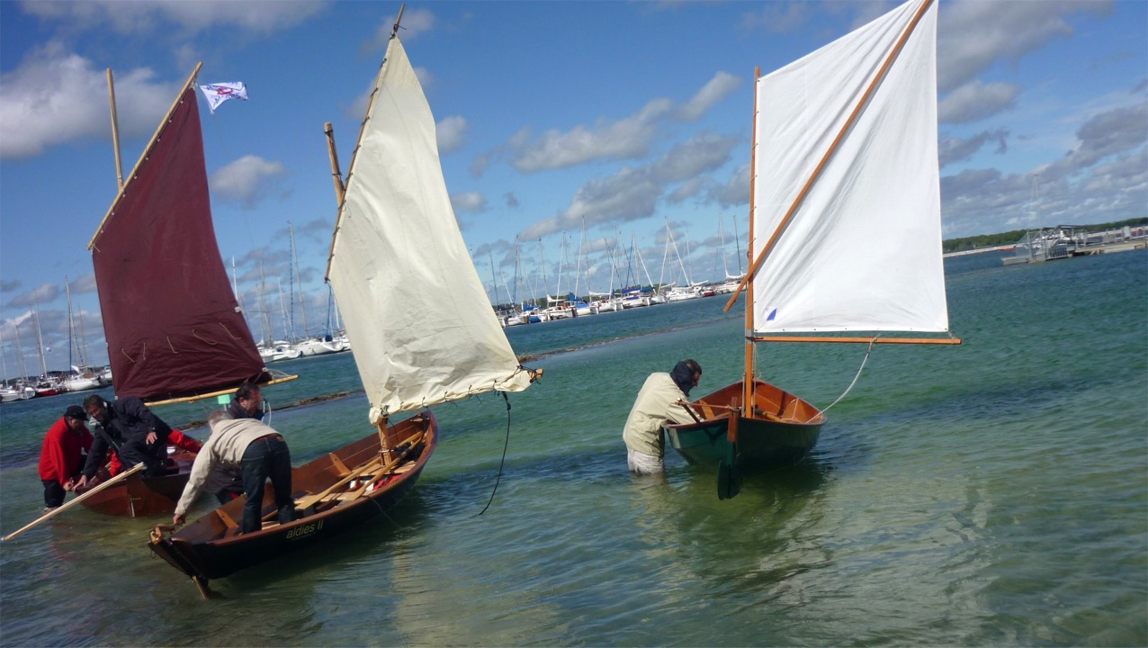 Pr&eacute;paration au d&eacute;part pour Beno&icirc;t, Olivier et moi sur "Gandalf", Jean-Luc et Martial sur "Aldies II", et Jean-David sur "Piff". Le vent souffle un bon force 4 avec de fortes rafales, et l'aire de d&eacute;part est partiellement d&eacute;vent&eacute;e par la c&ocirc;te. 