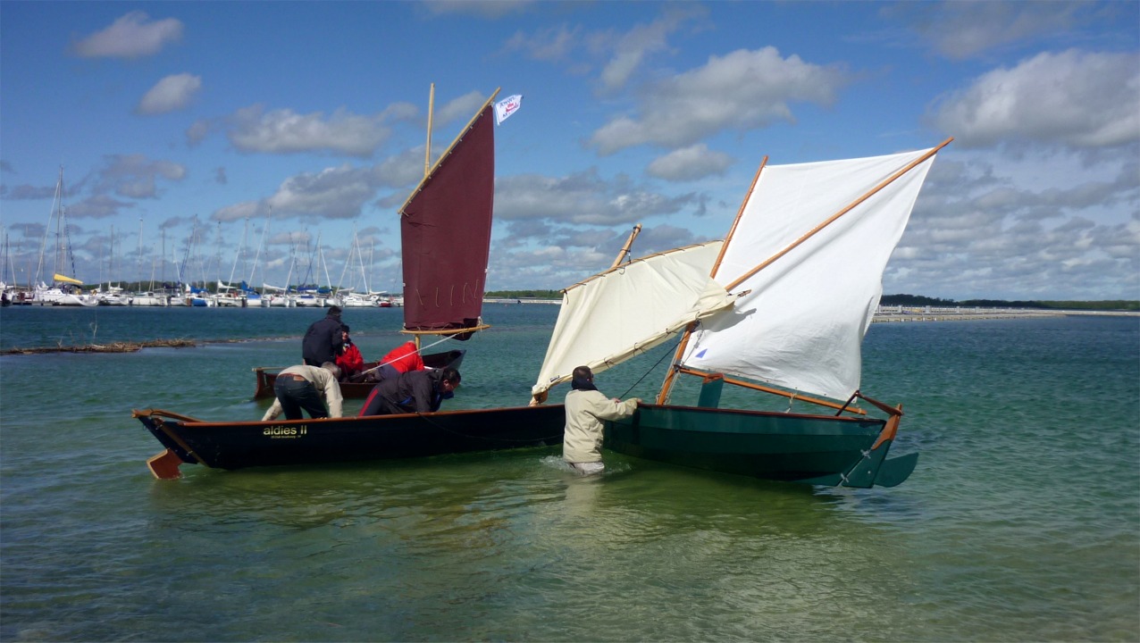 Cette image est spectaculaire : le m&acirc;t de "Aldies II" bascule vers l'avant, car son pied ne le tenait pas suffisamment sur l'arri&egrave;re. Sa voile a pris le vent dans une ris&eacute;e car elle &eacute;tait appuy&eacute;e sur le m&acirc;t de "Piff", qu'elle fait fortement g&icirc;ter. Du coup, c'est la fin pr&eacute;matur&eacute;e de cet essai sous voile pour "Aldies II", et Martial a d&eacute;j&agrave; de nouvelles id&eacute;es pour son pied de m&acirc;t. 