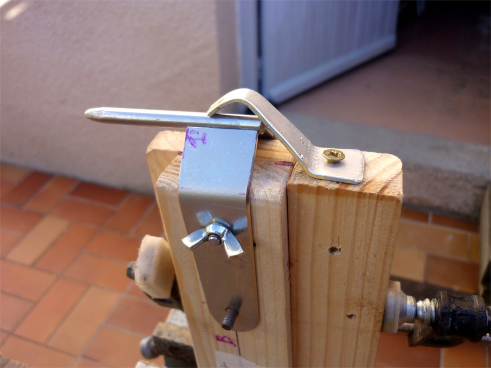 Encore beaucoup plus impressionnant : Claude a r&eacute;alis&eacute; lui m&egrave;me ses ferrures de gouvernail en inox. Ici, l'un de ses aiguillots est pr&ecirc;t &agrave; &ecirc;tre soud&eacute;. 