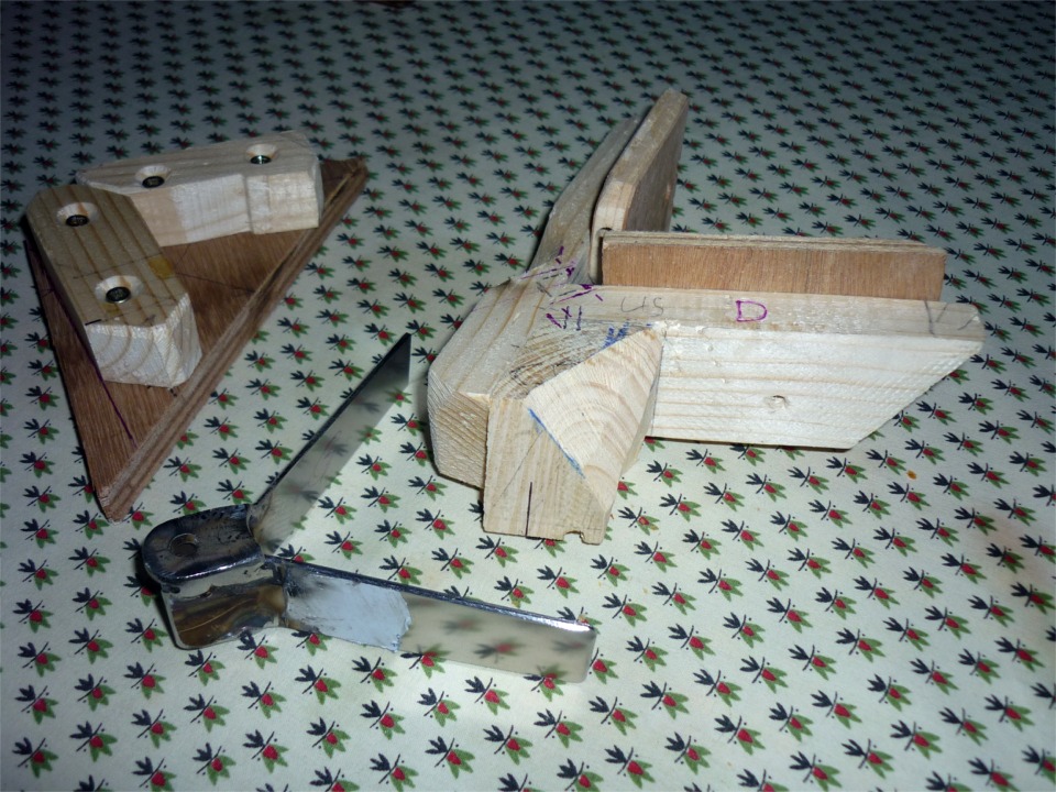 Et voici un f&eacute;melot avec la forme en bois qui a servi &agrave; le mettre en forme. 