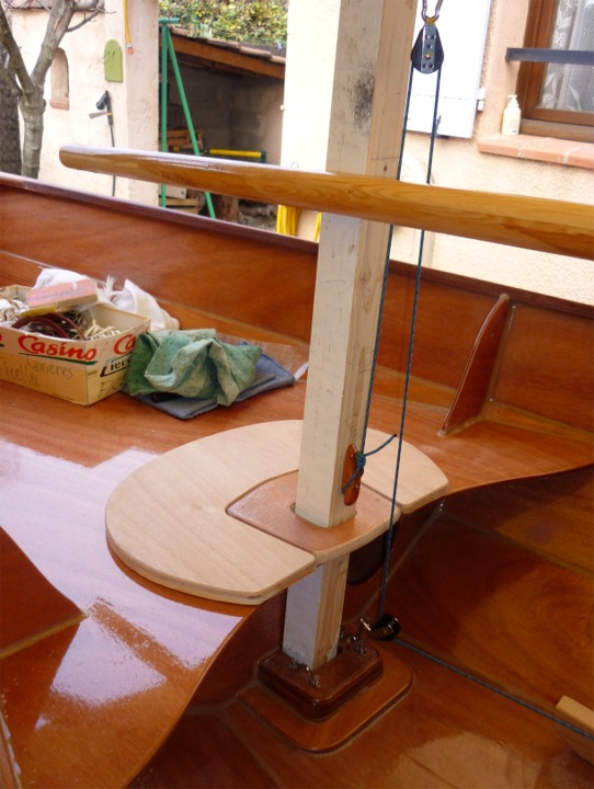 Claude nous envoie quelques images de la construction de son Skerry. Gros plan sur le pied de son m&acirc;t : je suis tr&egrave;s admiratif de ce qu'il appelle son "rond de cuir". Afin de rattrapper l'&eacute;paisseur de son renfort d'&eacute;tambrai, il a dessin&eacute; cette pi&egrave;ce de contreplaqu&eacute; qui s'adapte autour et permet de s'assoir (plus) confortablement pour nager de la position avant (le m&acirc;t &eacute;tant abattu, sinon c'est technique pour ramer). 