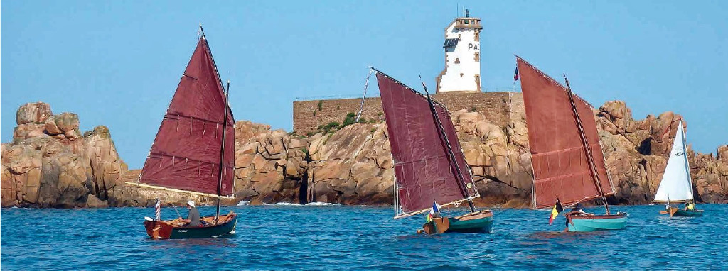 Certains d'entre vous m'ont fait remarquer l'air de rien que bien du temps a passé depuis les précédentes "nouvelles de l'atelier", qui datent du 3 juillet de cette année (je précise, au cas où vous auriez été amenés à croire que ça datait de l'année dernière). C'est que j'ai été fort occupé ! Voyez plutôt cette magnifique photo que j'ai piquée dans l'article de Gwendal Jaffry sur le Challenge Naviguer Léger paru dans le N° 316 du Chasse-Marée, où elle est parue sur deux pages avec la légende suivante :