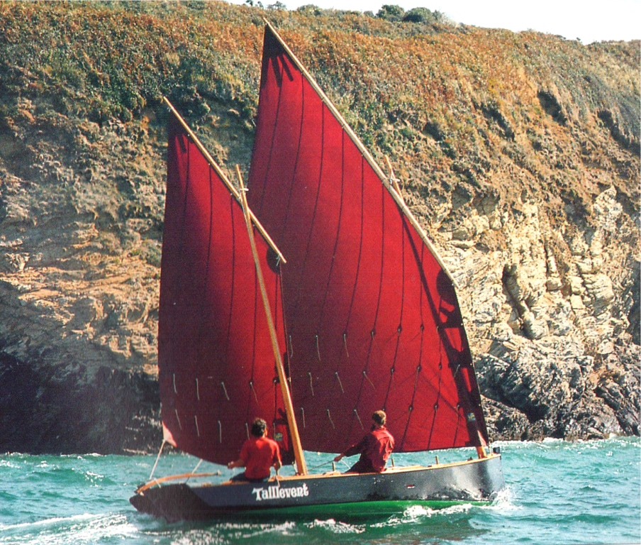 La suite de mes (re)lectures m'a permis de relire l'essai du Taillevent, dessin&eacute; par Nicolas Pluet pour le concours de plans de 1990 du Chasse-Mar&eacute;e, et construit &agrave; seulement 6 exemplaires par les Charpentiers R&eacute;unis. Il est magnifique et l'essai parait tr&egrave;s concluant, et le propri&eacute;taire du Taillevent qui a mis en ligne son blog semble tout aussi satisfait de son bateau. Il fait 7.25 m de long, 2.00 m au bau maximum, 0.67 m de creux, 0.50m de tirant d'eau d&eacute;rive haute et 1.40 m d&eacute;rive basse (il est pourvu d'une quille longue peu profonde). Il porte 32 m2 de toile (21.60 m2 pour la misaine et 10.40 pour le tapecul) pour un poids coque seule de 430 kg et 560 kg arm&eacute;, ce qui reste tr&egrave;s mod&eacute;r&eacute; pour un bateau de cette taille. Il est construit en CP de 10 mm avec un bouchain en petites lattes. Quel dommage qu'on n'en voie pas plus. Le chantier le proposait "barre en main" pour 85000.00 francs fin 1990, soit 19207,58 euros selon le convertisseur francs-euros de l'INSEE qui tient compte de l'inflation. 