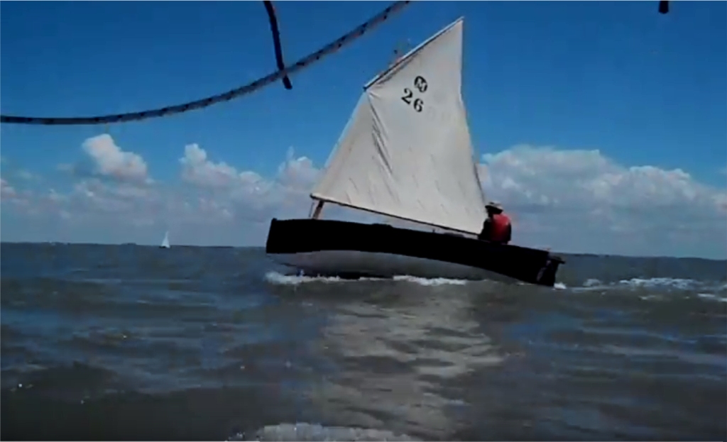 J'ai fait un essai de montage des petits bouts de vidéo pris le dernier jour, en route de Brouage à La Rochelle. On y voit notamment Pinocchio au grand galop dans le clapot des Pertuis. Gardez l'oeil ouvert, j'en ai encore tout plein et j'apprends à me servir de mon logiciel de montage. 